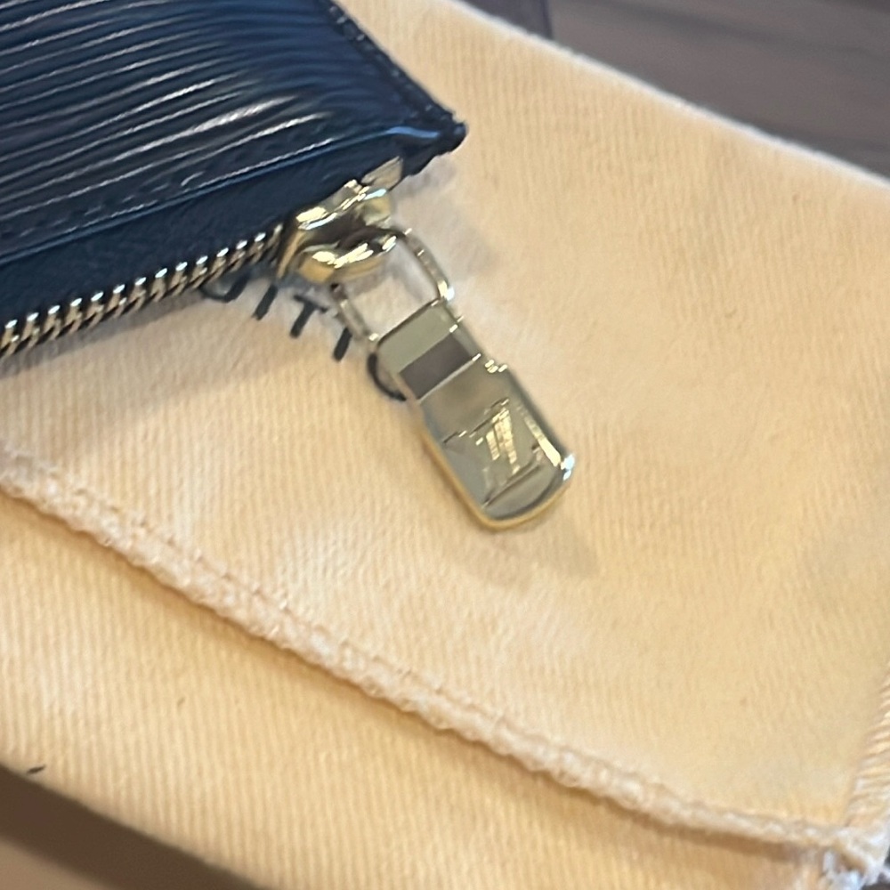 Louis Vuitton Epi Key Pouch - Picture 5 of 10
